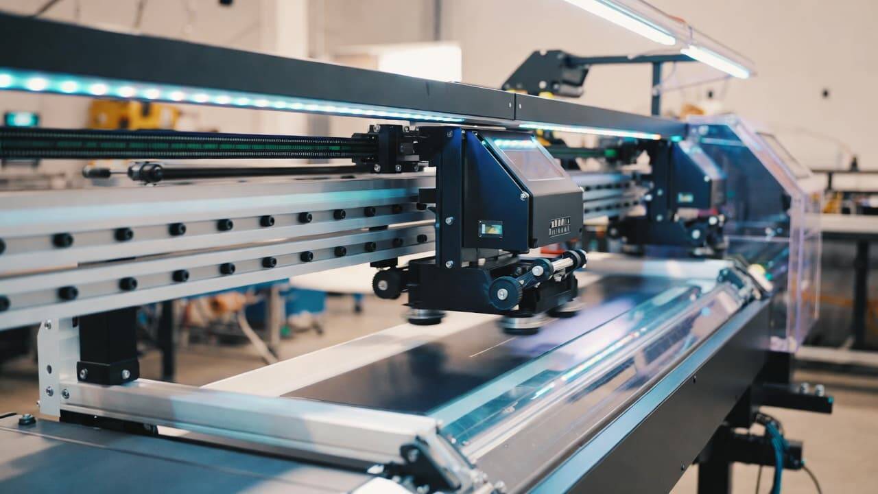 Dual-head UV printer with visual positioning system in commercial print environment