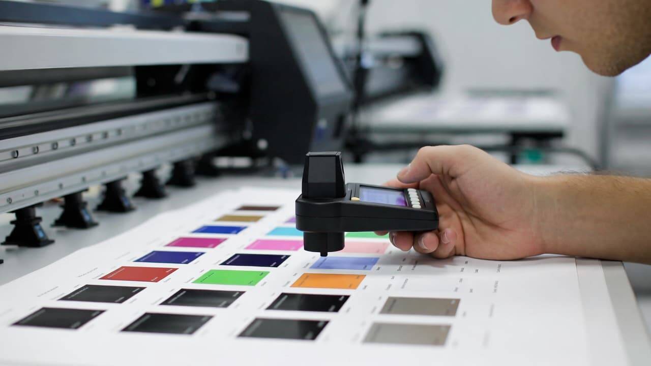 Using spectrophotometer to measure UV printer color calibration chart